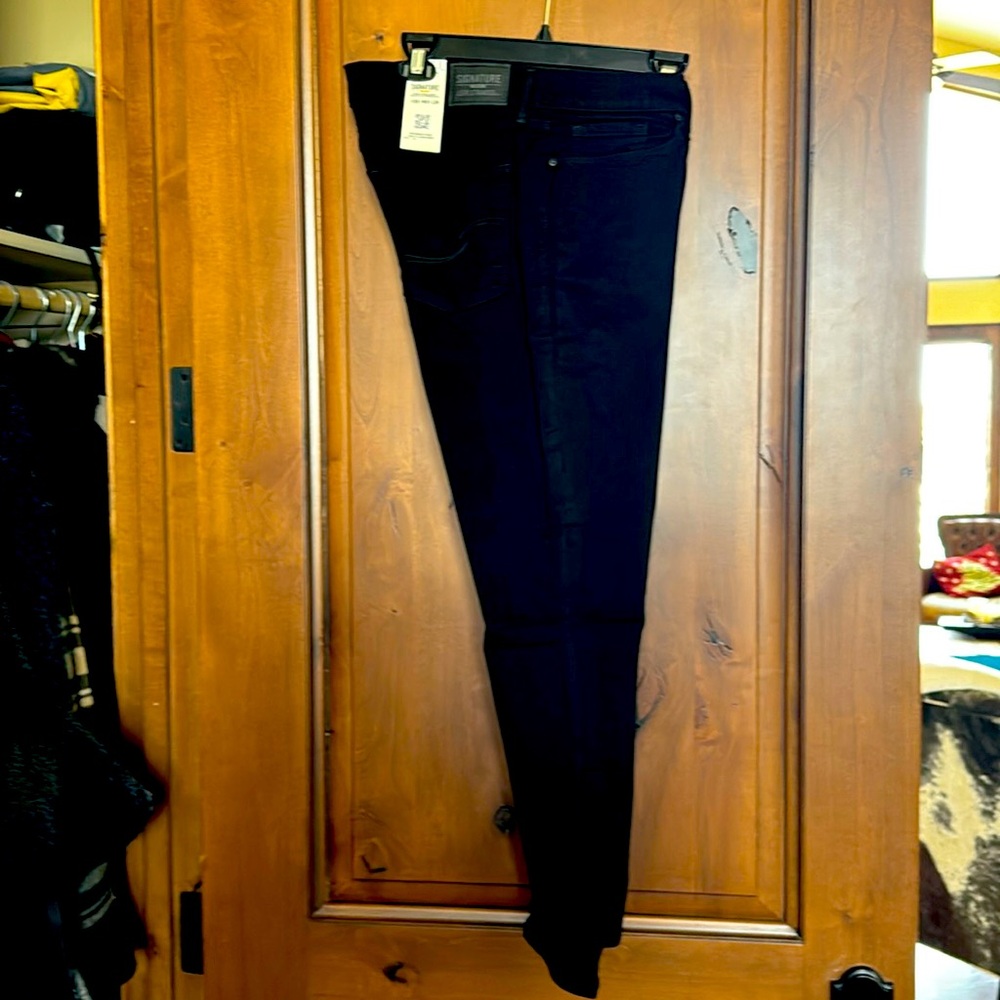 NWT.                         
Levi Strauss Signature Gold
Mid rise black jeans.